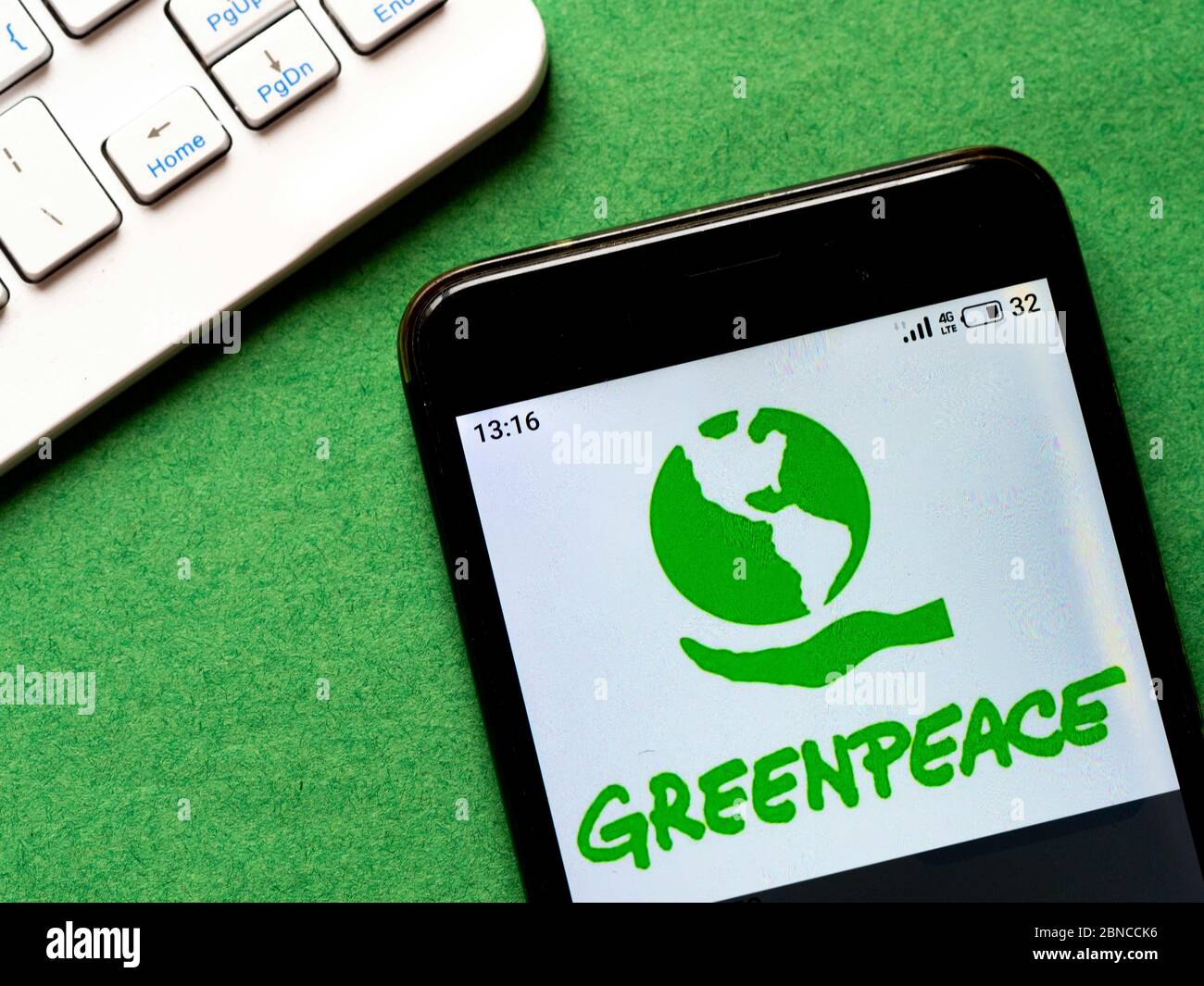 Ucraina. 14 maggio 2020. In questa illustrazione fotografica il logo Greenpeace viene visualizzato sullo smartphone. Credit: IJOR Golovniov/SOPA Images/ZUMA Wire/Alamy Live News Foto Stock