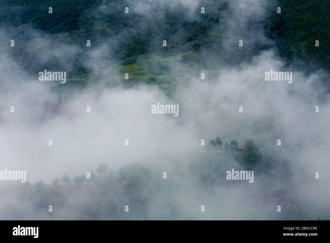 Montagna nebbia in primavera mattina fuori della città di Medellin Colombia due Foto Stock