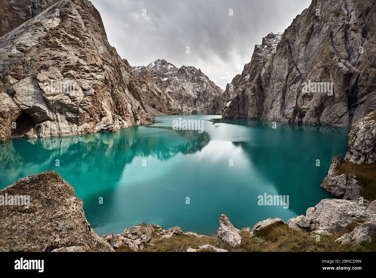 Bellissimo paesaggio del famoso lago di montagna Kel Suu. Situato vicino al confine cinese in Kirghizistan Foto Stock