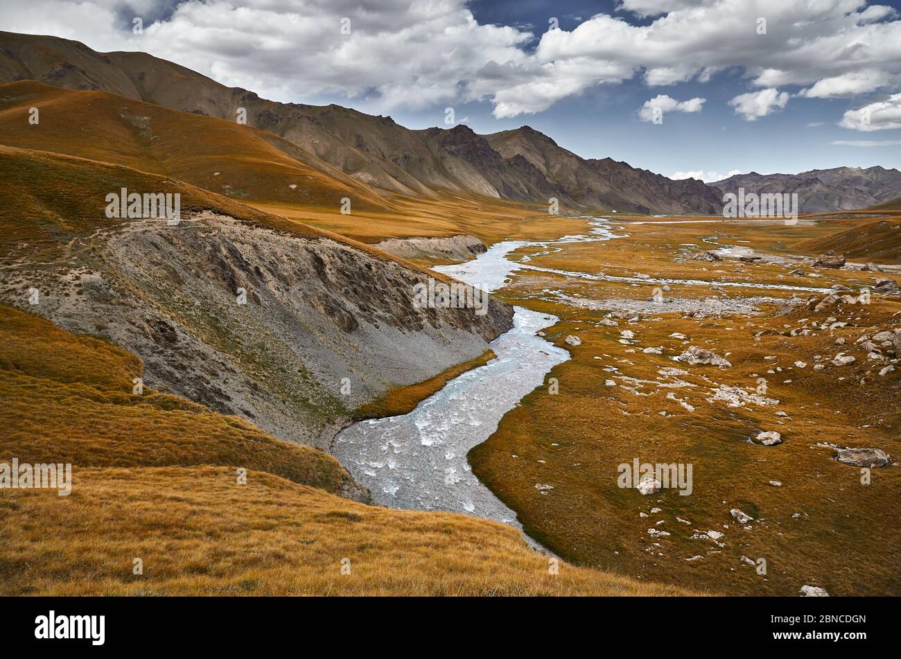 Lo splendido paesaggio del fiume nella valle di montagna di Kel Suu lago nella regione di Naryn, Kirghizistan Foto Stock