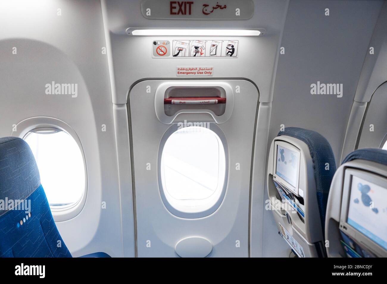 Porta di uscita di emergenza in aereo Foto stock - Alamy