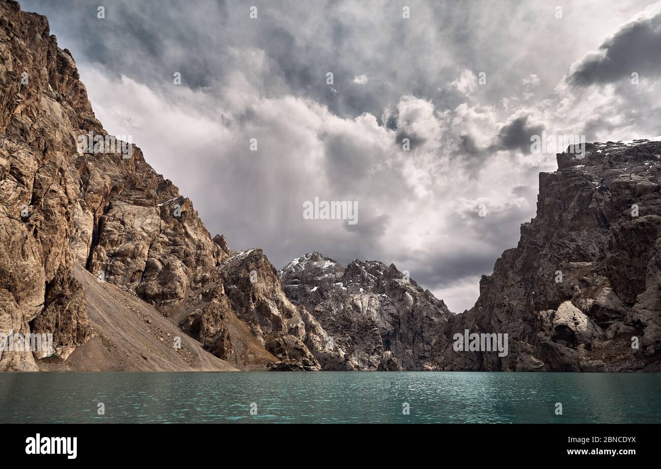 Bellissimo paesaggio del famoso lago di montagna Kel Suu a cielo nuvoloso coperto, area Naryn, Kirghizistan Foto Stock