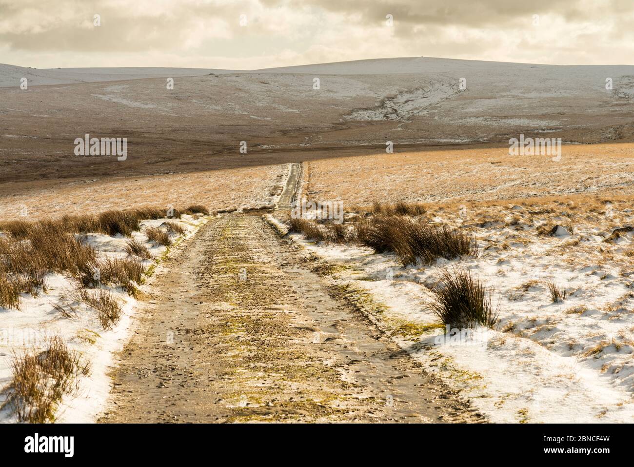 Strada militare e paesaggio invernale di North Dartmoor vicino a Okehampton Camp, Dartmoor National Park, Devon, Inghilterra, Regno Unito. Foto Stock