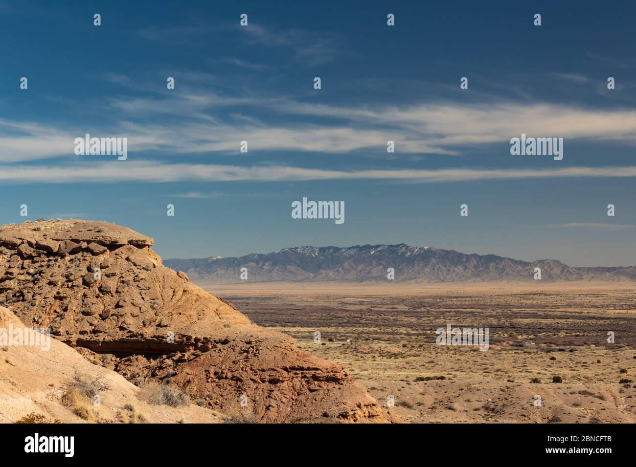 Montagne innevate nel deserto del New Mexico, paesaggio invernale secco e roccioso, cielo blu, aspetto orizzontale Foto Stock
