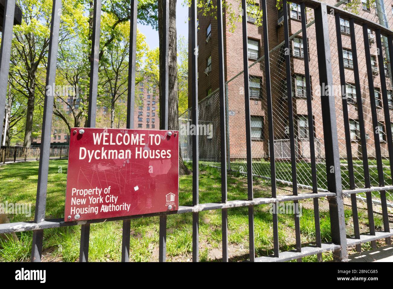 Firma sulla recinzione del progetto di alloggi Dyckman Houses nel nord di Manhattan di proprietà e gestito dalla New York City Housing Authority o NYCHA Foto Stock