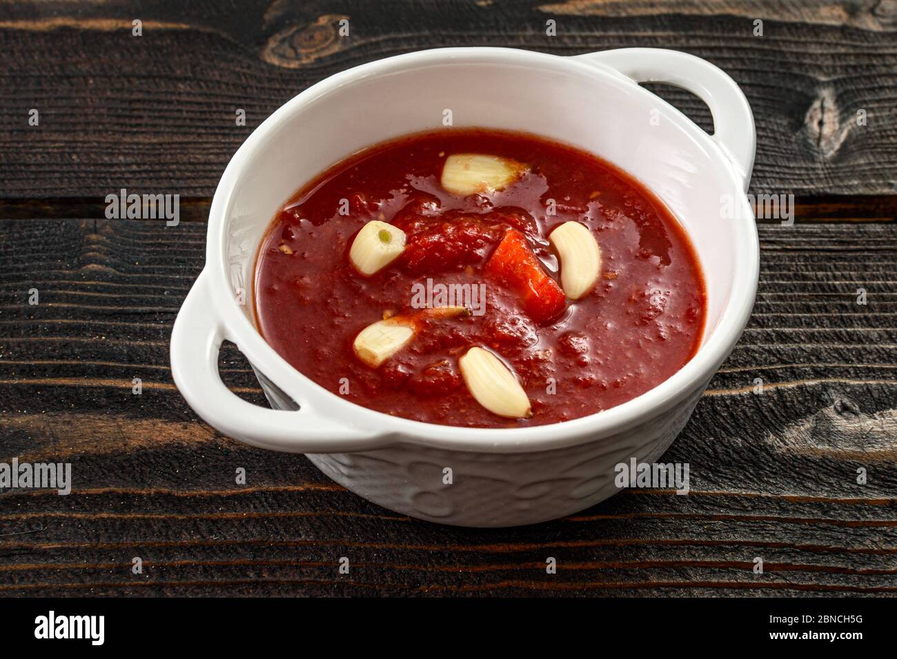 salsa di peperoncino rosso e aglio Foto Stock