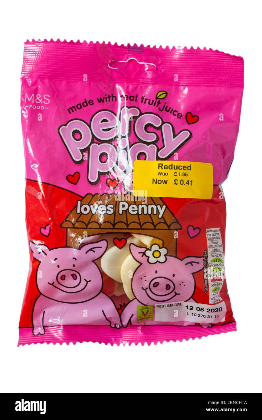 Pacchetto di percy Pig ama dolci Penny fatti con succo di frutta reale isolato su sfondo bianco - adesivo giallo cibo ridotto Foto Stock