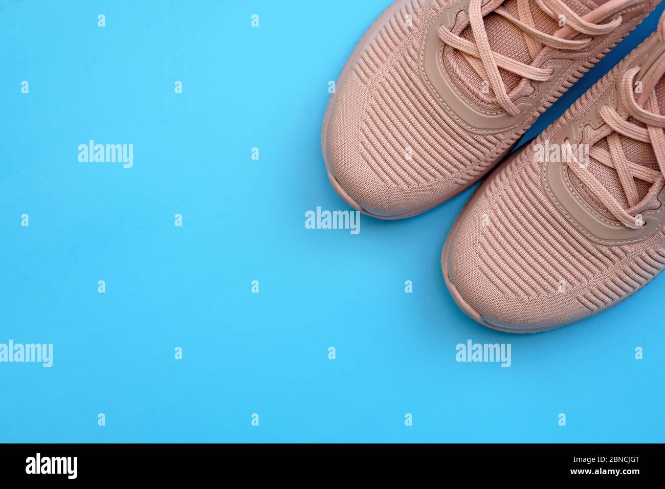 Sneakers rosa su sfondo blu vista dall'alto. Scarpe sportive da donna di  colore polveroso. Sneakers beige il concetto di uno stile di vita sano e  attivo e nurri Foto stock - Alamy