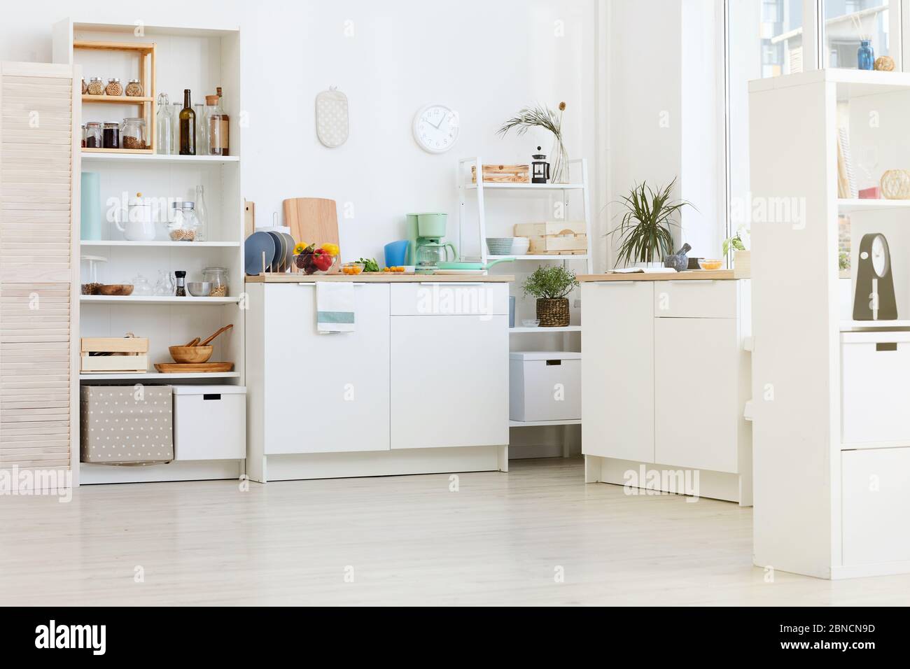 Immagine della cucina bianca domestica con utensili da cucina e cibo Foto Stock
