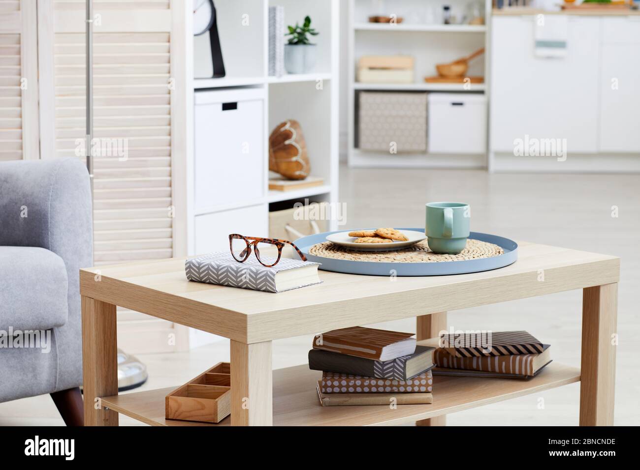 Vassoio di legno di oggetti decoratori su piano cucina Foto stock - Alamy