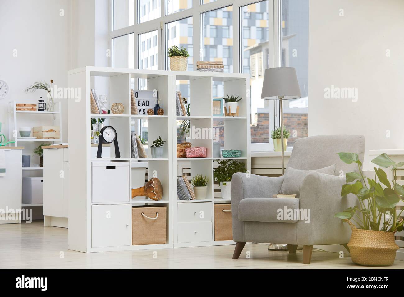 Immagine di una moderna camera domestica con poltrona e libreria in casa Foto Stock