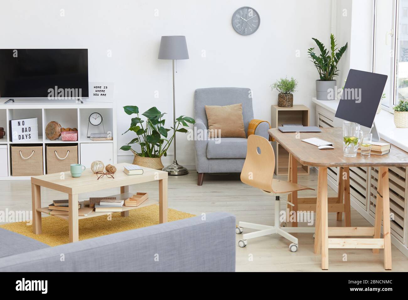 Immagine di un moderno soggiorno con TV e tavolo con computer in casa Foto Stock