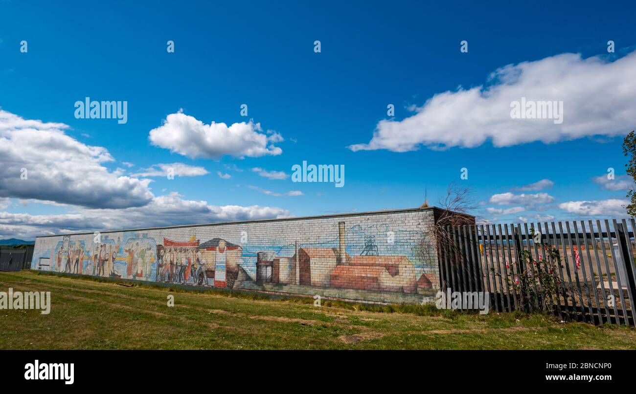 Cockenzie, East Lothian, Scozia, Regno Unito. 14 maggio 2020. Stazione di test Covid-19: L'ex stazione di alimentazione di Cockenzie, acquistata dal Consiglio di East Lothian da Scottish Power, è in fase di preparazione per essere utilizzata come centro di test drive-through COVID-19. Sarà gestito dai militari (51 ° Brigata di Fanteria) per i lavoratori chiave o un membro della loro famiglia con sintomi. Il sistema opererà come una struttura autonoma e drive-through con persone che rimangono nei veicoli durante i test come parte della campagna Test, Track, Isolate del governo scozzese. Un murale raffigurante il patrimonio industriale locale Foto Stock