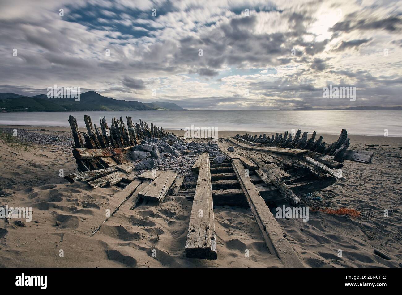 Scatto panoramico di una barca naufragata sulla riva di Trefolo Rossbeigh Foto Stock