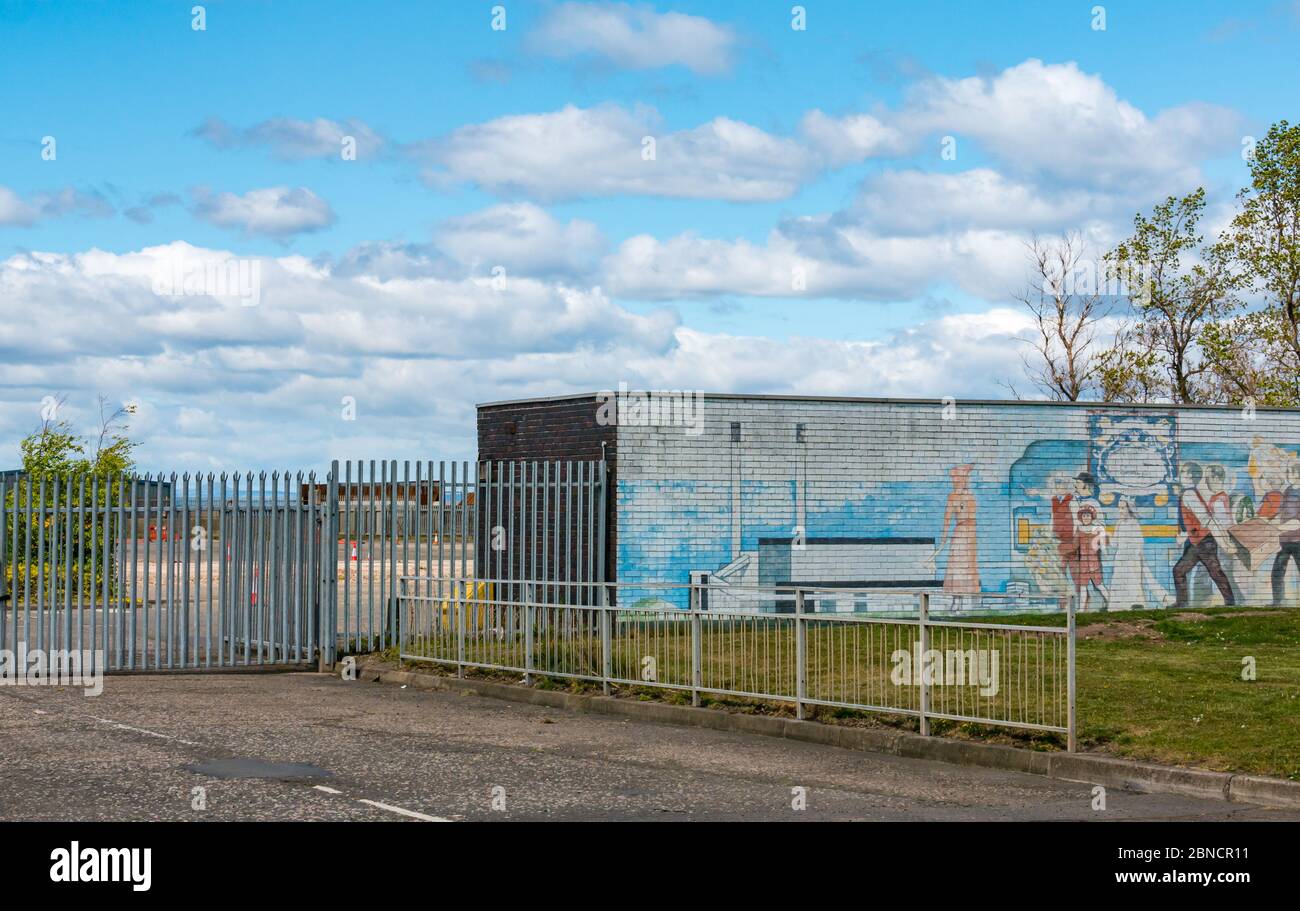 Cockenzie, East Lothian, Scozia, Regno Unito. 14 maggio 2020. Stazione di test Covid-19: L'ex stazione di alimentazione di Cockenzie, acquistata dal Consiglio di East Lothian da Scottish Power, è in fase di preparazione per essere utilizzata come centro di test drive-through COVID-19. Sarà gestito dai militari (51 ° Brigata di Fanteria) per i lavoratori chiave o un membro della loro famiglia con sintomi. Il sistema opererà come una struttura autonoma e drive-through con persone che rimangono nei veicoli durante i test come parte della campagna Test, Track, Isolate del governo scozzese. Un murale raffigurante il patrimonio industriale locale Foto Stock