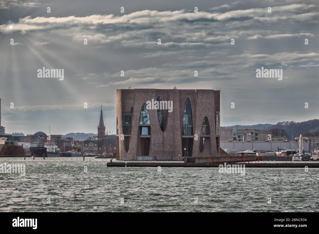 Vejle vista dal fiordo con Fjordenhus, Danimarca Foto Stock