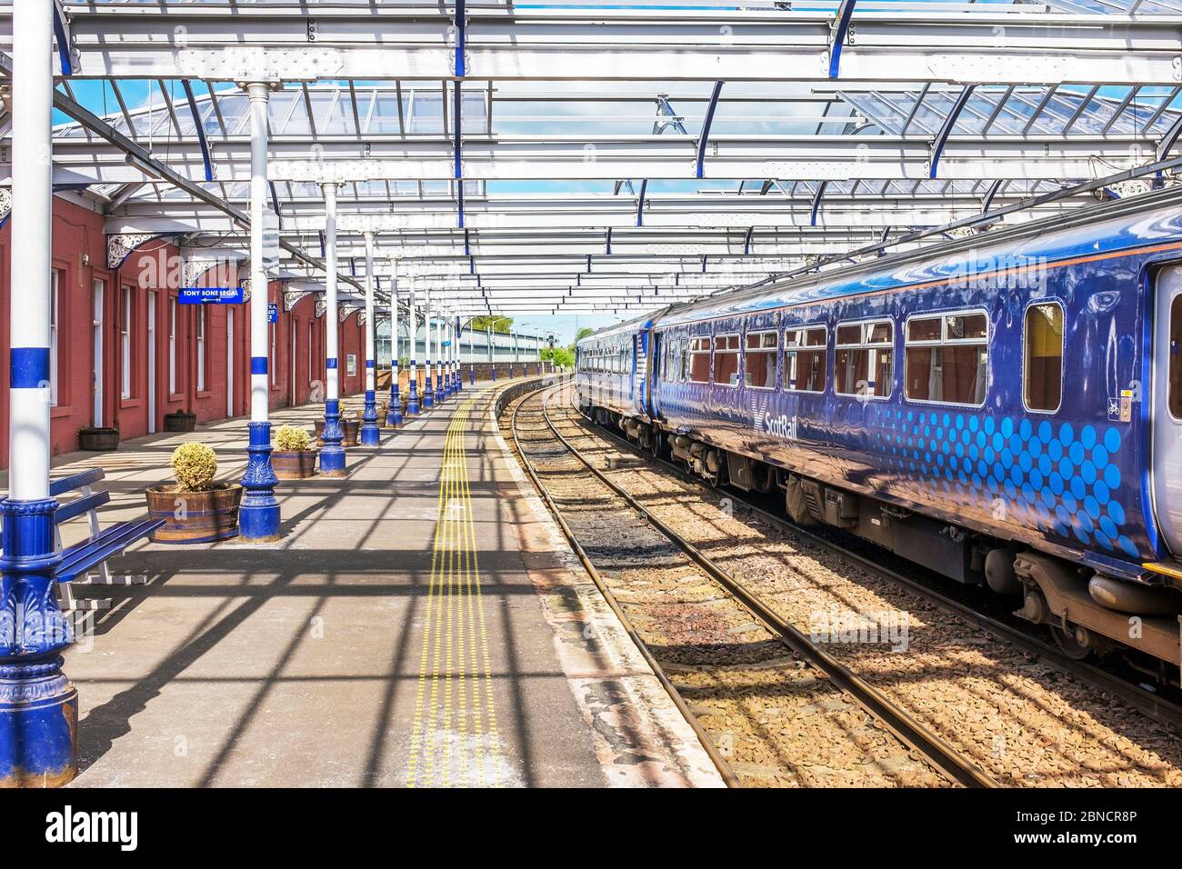 Treno diesel Scotrail e carrozze alla stazione ferroviaria di Kilmarnock, Ayrshire, Scozia, Regno Unito Foto Stock