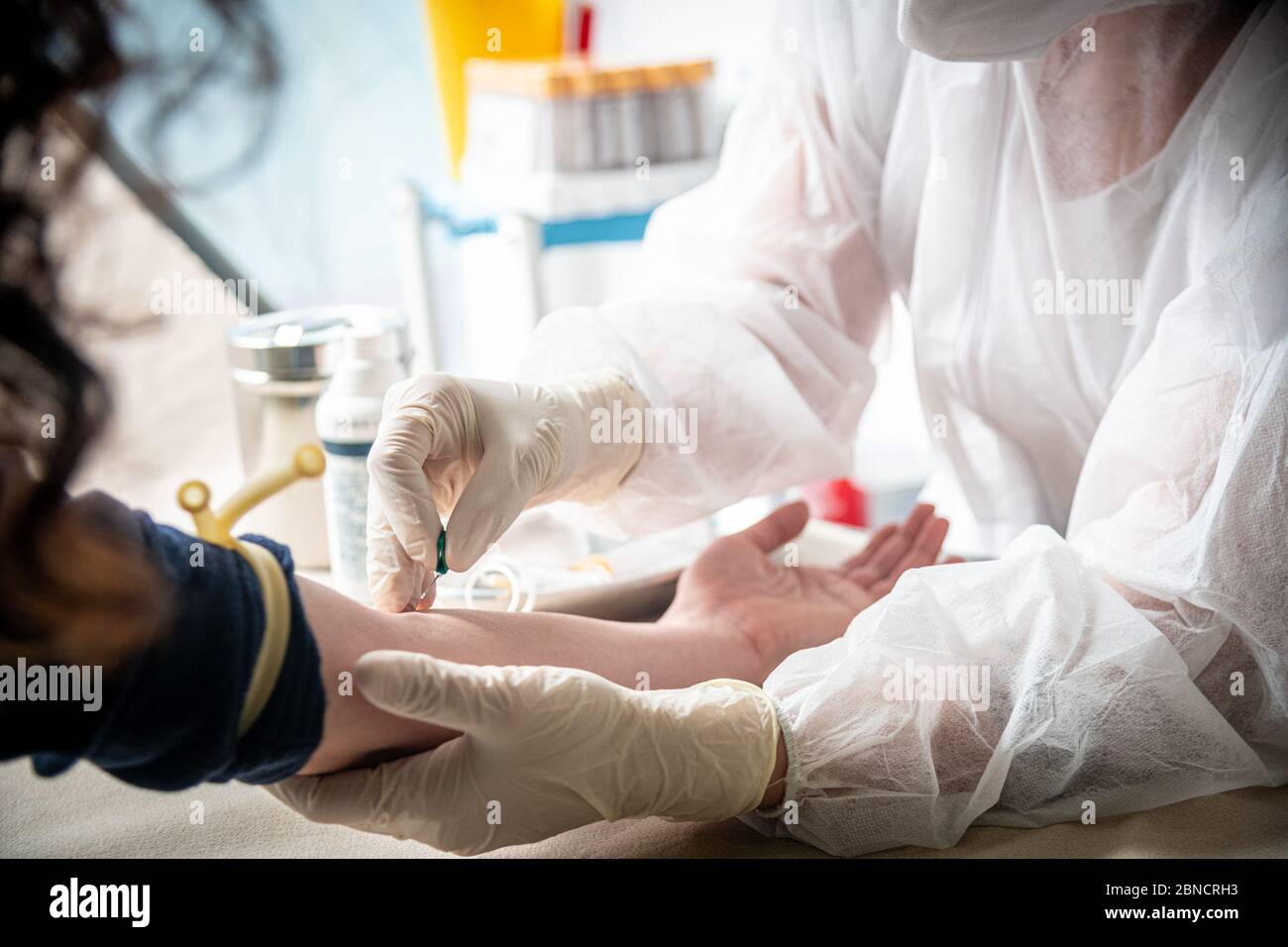 COVID-19 test sierologici per individui, punto di campionamento del Centro medico Santagostino a Città Studi. Un infermiere prende un paziente (Marco Passaro/Fotogramma, Milano - 2020-05-14) p.s. la foto e' utilizzabile nel messaggio del contenuto in cui e' stata attaccata, e senza intendimento difamatorio del decoro delle persone presentate Foto Stock