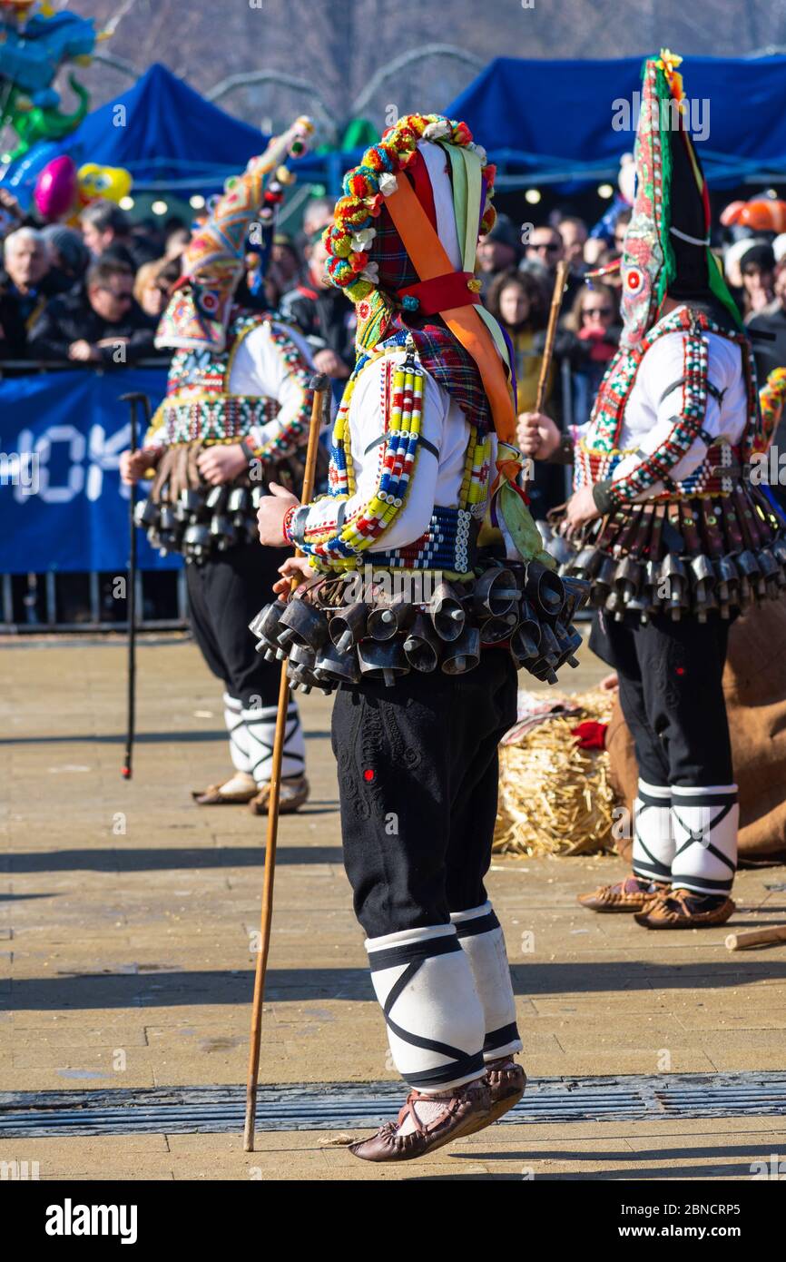 I Mummers eseguono rituali con costumi, destinati a spaventare gli spiriti malvagi durante il festival internazionale dei giochi di mascherata Surva. Maschere Kuker. Foto Stock