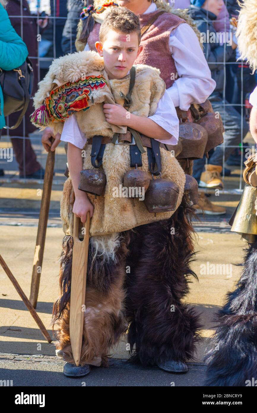 Mummer esegue rituali con costumi, destinati a spaventare gli spiriti malvagi durante il festival internazionale dei giochi di mascherata Surva. Maschere Kuker. Foto Stock