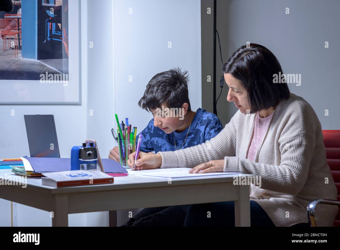 Genitore aiuta gli studenti delle scuole superiori a studiare a casa, Regno Unito Foto Stock