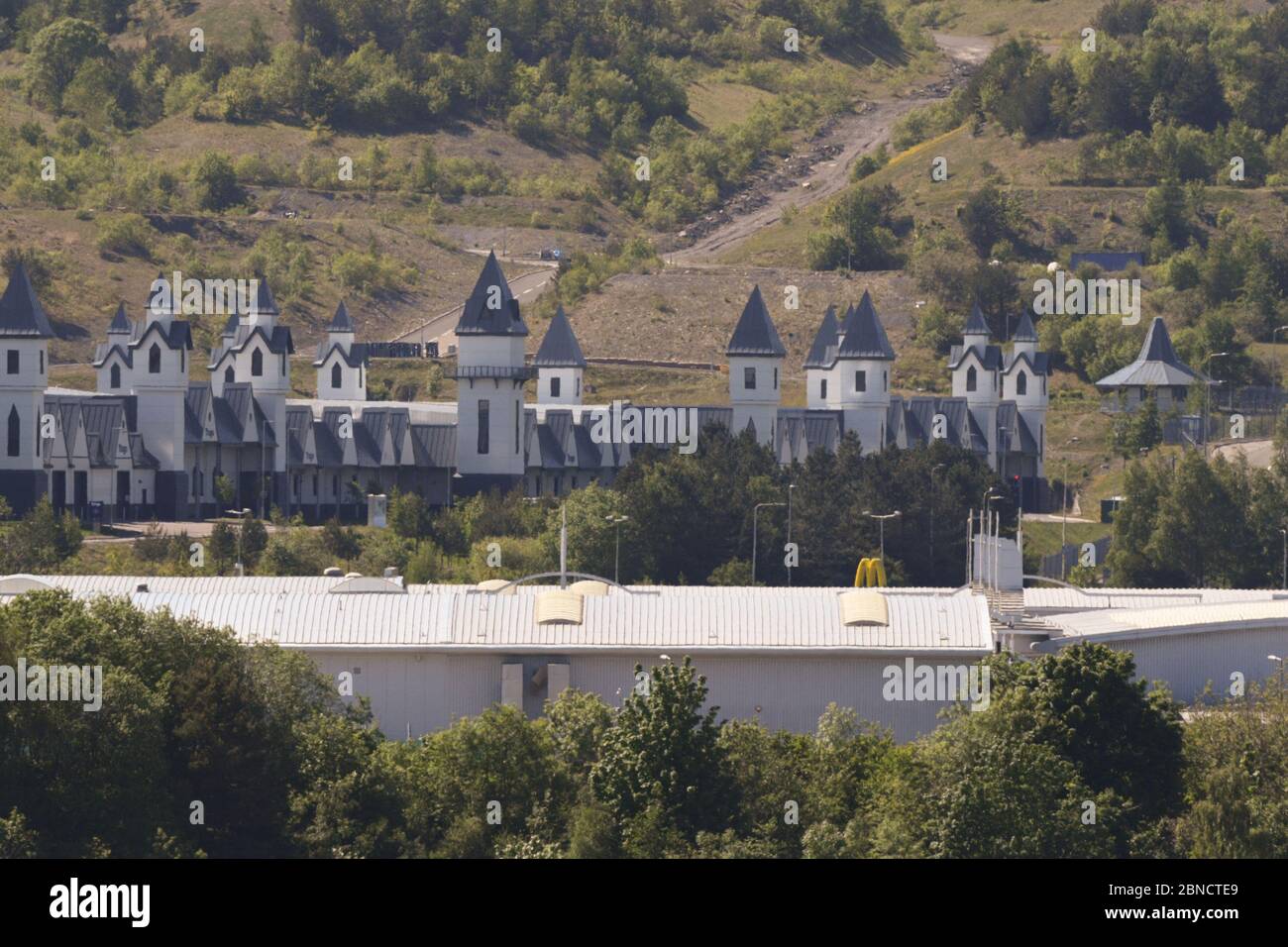 Trago Mills, Merthyr Tydfil, Galles del Sud, Regno Unito. 14 maggio 2020. I negozi di Trago iniziano una riapertura graduale, con l'unico sito di Trago in Galles riaperto domani per gli oggetti essenziali della casa, fai da te, decorazione, animali domestici, giardini e giardini, con misure di distanza sociale in atto. Il Galles è ancora in blocco al momento. Credit: Andrew Bartlett/Alamy Live News. Foto Stock