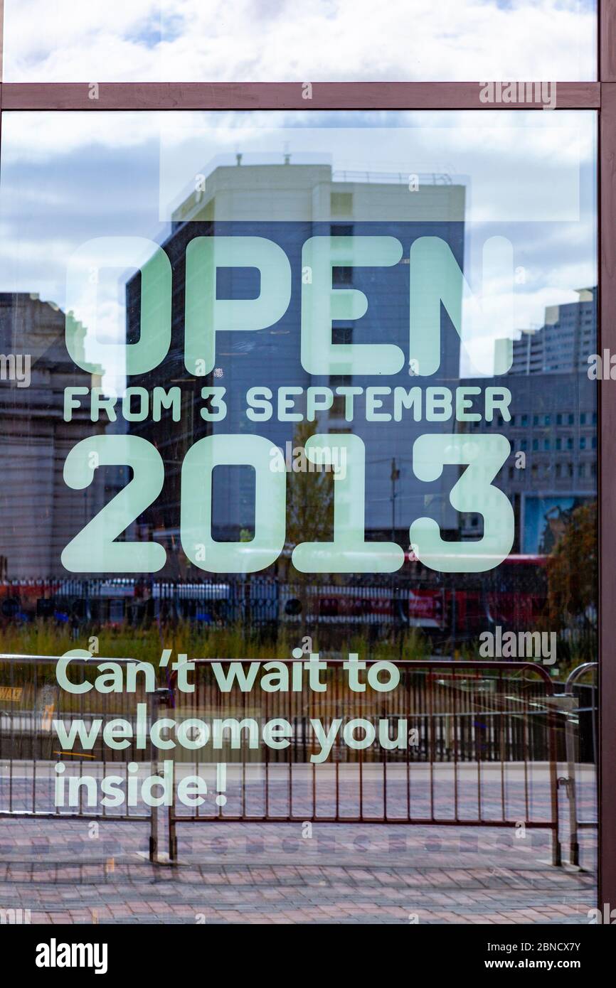 Il cartello per l'apertura della nuova Biblioteca di Birmingham in Centenary Square, Birmingham, Inghilterra Foto Stock