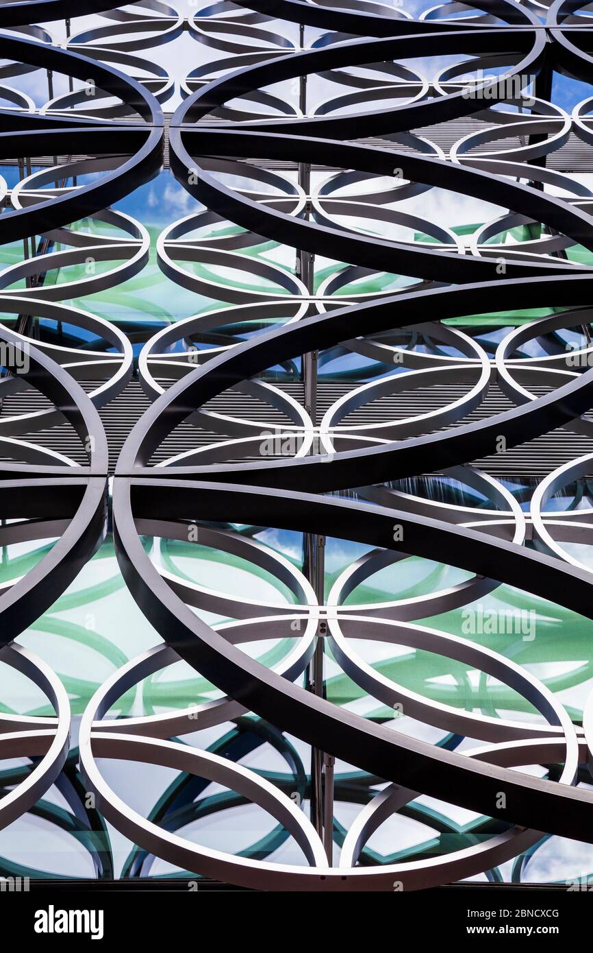 Particolare della facciata metallica della nuova Biblioteca di Birmingham in Centenary Square, Birmingham, Inghilterra Foto Stock
