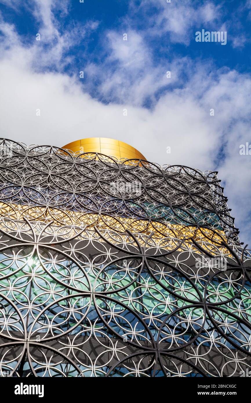 Particolare della facciata metallica della nuova Biblioteca di Birmingham in Centenary Square, Birmingham, Inghilterra Foto Stock