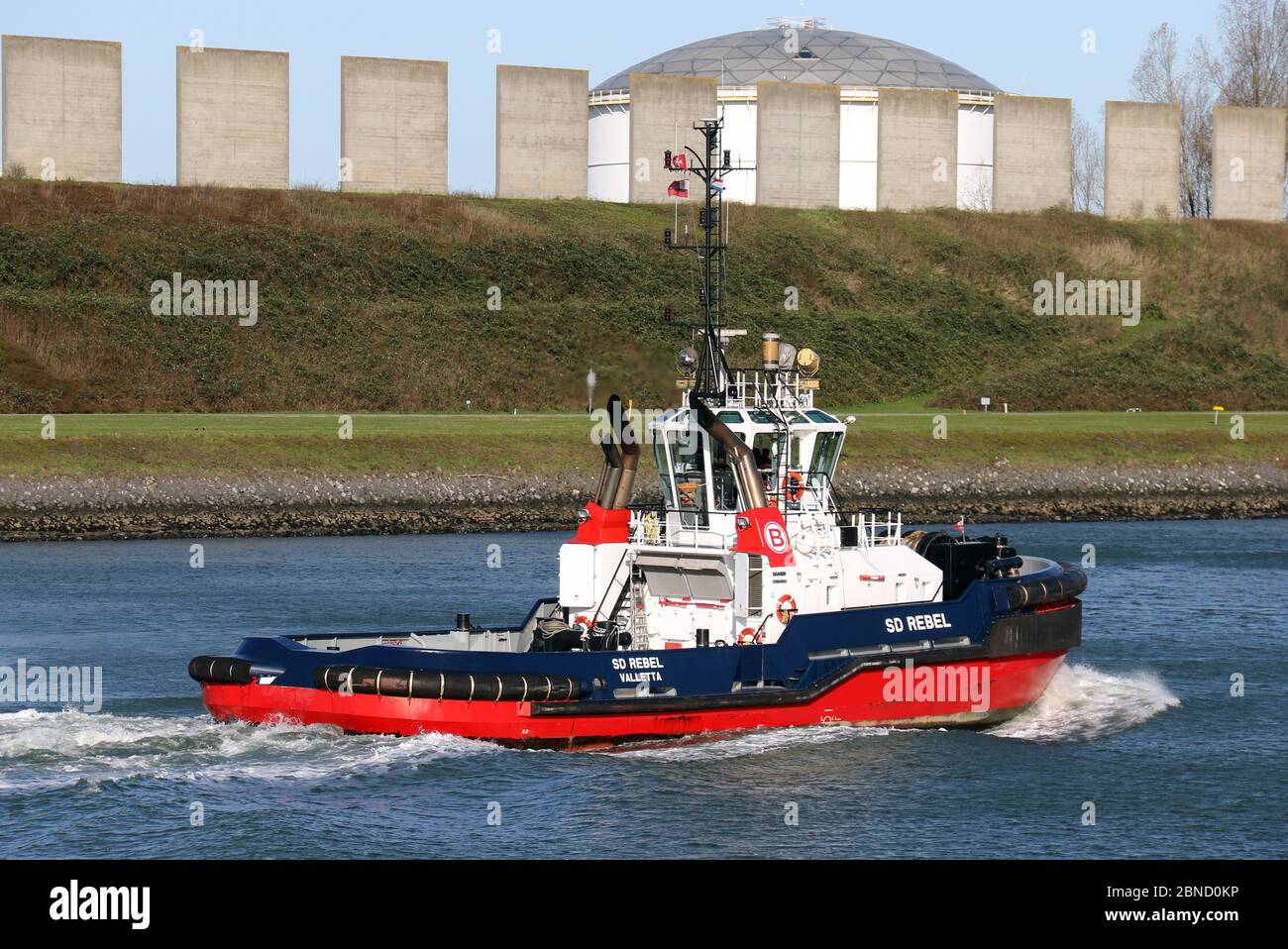 Il rimorchiatore del porto di SD Rebel lavora nel porto di Rotterdam il 12 marzo 2020. Foto Stock