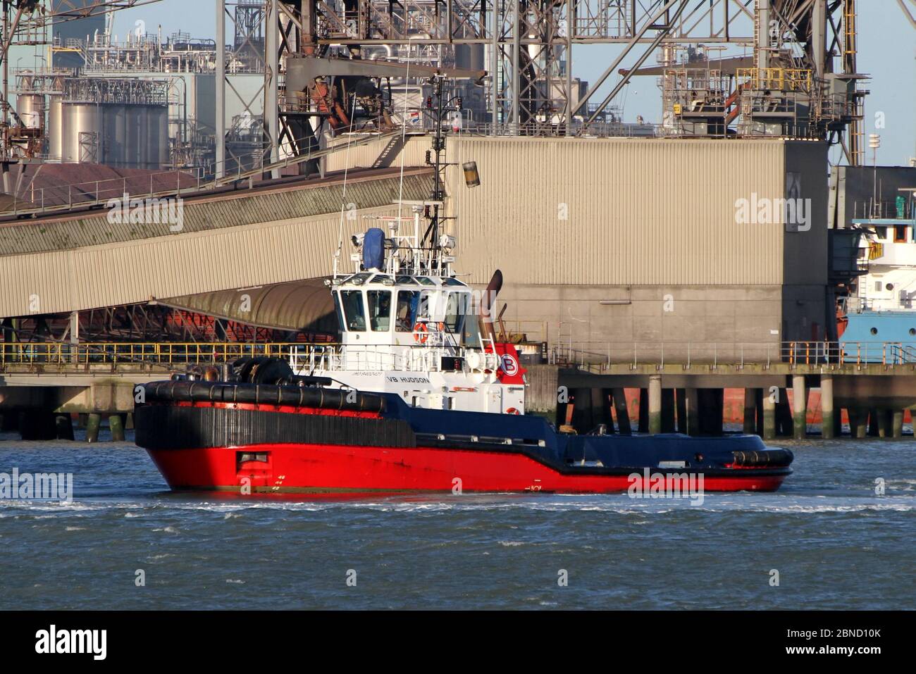 Il rimorchiatore VB Hudson opera nel porto di Rotterdam il 12 marzo 2020. Foto Stock