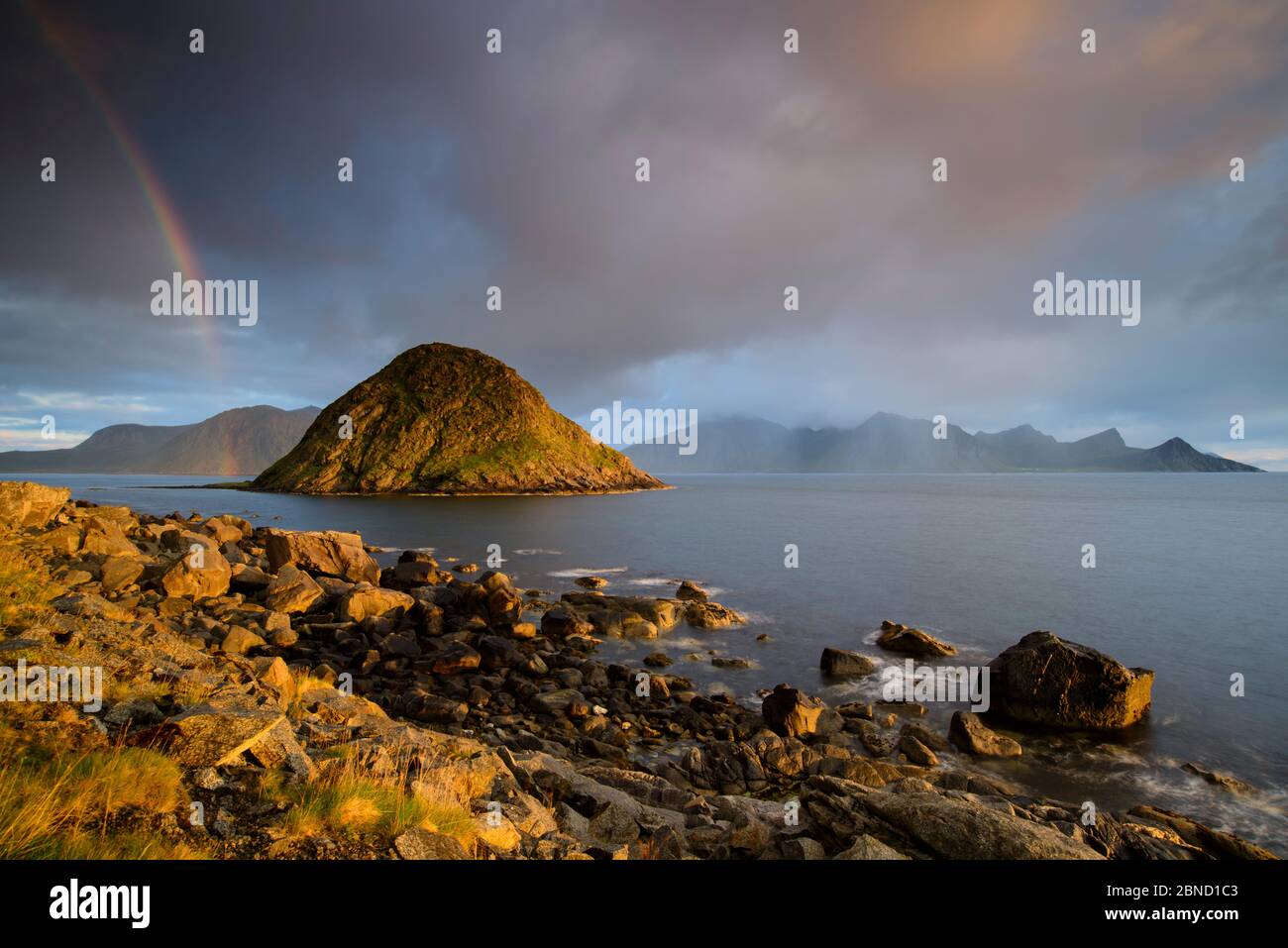 Sole, pioggia e arcobaleno sulla costa di Uttttakleiv, al tramonto sull'isola di Vestvagoy, Isole Lofoten, Norvegia. Agosto 2015. Foto Stock