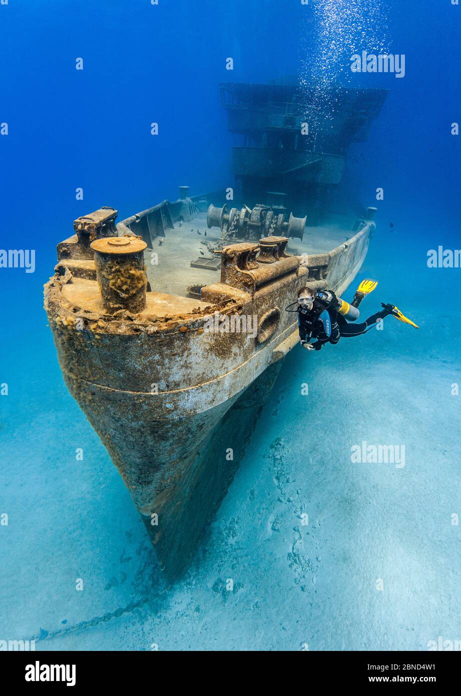 Tuffatore nuotare accanto alla prua della USS Kittiwake (US Military sottomarino di salvataggio) a Grand Cayman, le Isole Cayman, Mar dei Caraibi. Modello Foto Stock