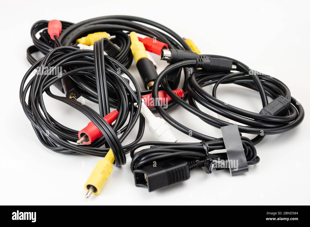 Primo piano di cavi rca analogici per il collegamento tra videocamera, lettore DVD, blu-ray su sfondo bianco. Foto Stock