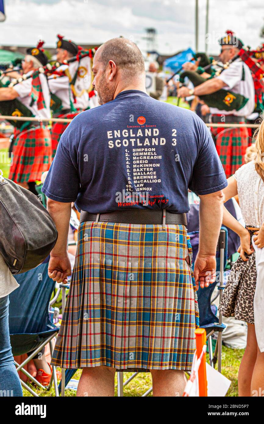 Orgoglioso Scotsman festeggia la storica vittoria di calcio sulla sua t-shirt durante i Giochi Highland a Stirling, Scozia Foto Stock