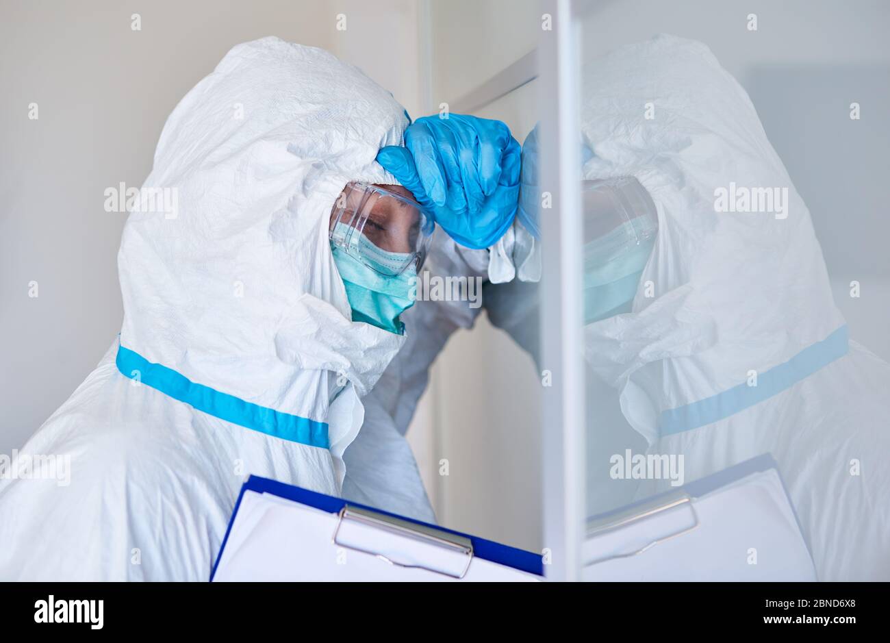 Medico o scout di contenimento con burnout e stress a causa di coronavirus e Covid-19 pandemia Foto Stock