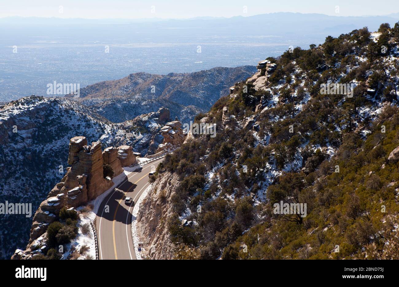 Aereo di una macchina che guida sulla Catalina Highway in Arizona, Stati Uniti Foto Stock