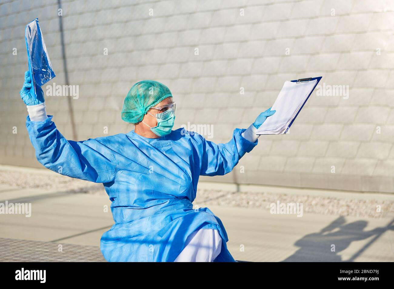 Containment Scout del Dipartimento della Salute per Coronavirus il monitoraggio dei contatti con l'elenco e gli indumenti protettivi fornisce una panoramica Foto Stock