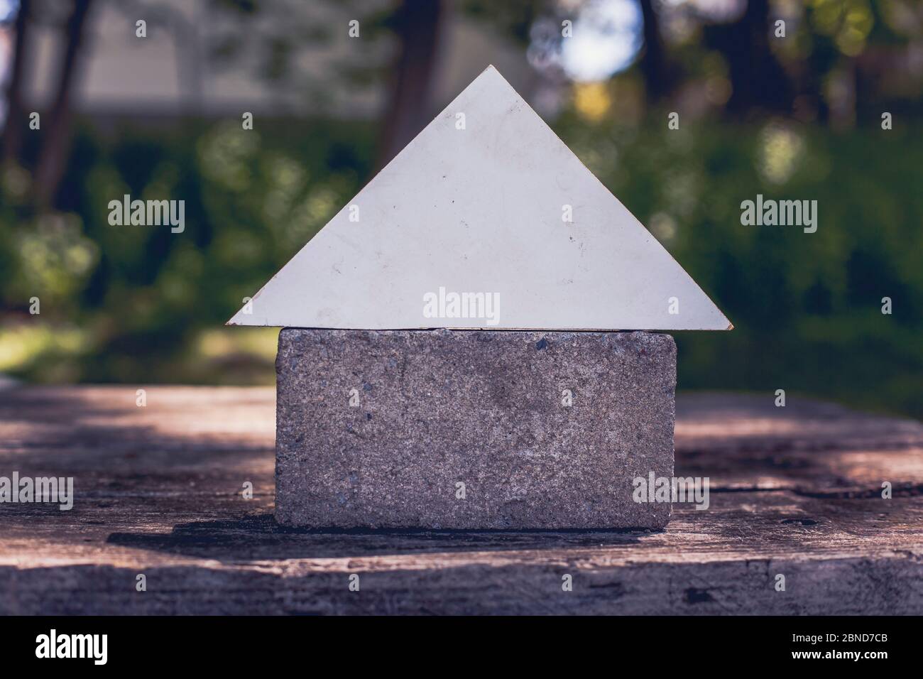 Mattone con legno assomiglia a casa all'aperto sul tavolo Foto Stock