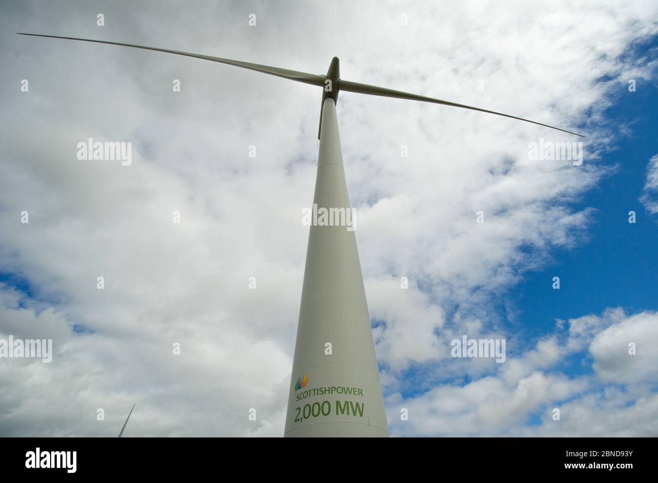 Whitelee Windfarm, Scozia, Regno Unito. 14 maggio 2020. Nella foto: Di proprietà di Scottish Power Renewables, Whitelee Wind Farm è la più grande azienda eolica a terra del Regno Unito con 215 turbine che generano una produzione totale di 539 megawatt di elettricità, sufficiente per alimentare appena meno di 300,000 abitazioni. Mentre il governo britannico e scozzese stanno pianificando una strategia di uscita per il blocco del coronavirus (COVID-19), la domanda di un maggiore utilizzo di energia deve essere equilibrata con le considerazioni e le responsabilità dei piani sul cambiamento climatico. Credit: Colin Fisher/Alamy Live News Foto Stock