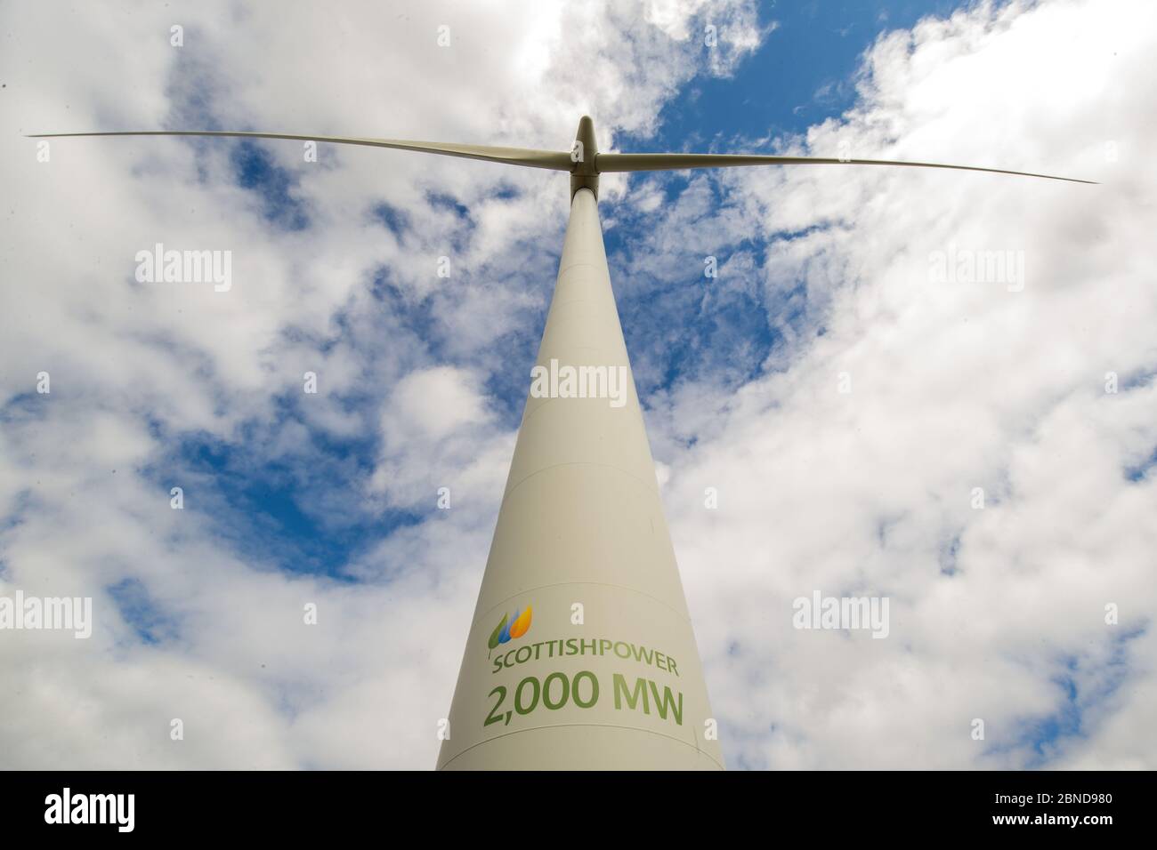 Whitelee Windfarm, Scozia, Regno Unito. 14 maggio 2020. Nella foto: Di proprietà di Scottish Power Renewables, Whitelee Wind Farm è la più grande azienda eolica a terra del Regno Unito con 215 turbine che generano una produzione totale di 539 megawatt di elettricità, sufficiente per alimentare appena meno di 300,000 abitazioni. Mentre il governo britannico e scozzese stanno pianificando una strategia di uscita per il blocco del coronavirus (COVID-19), la domanda di un maggiore utilizzo di energia deve essere equilibrata con le considerazioni e le responsabilità dei piani sul cambiamento climatico. Credit: Colin Fisher/Alamy Live News Foto Stock