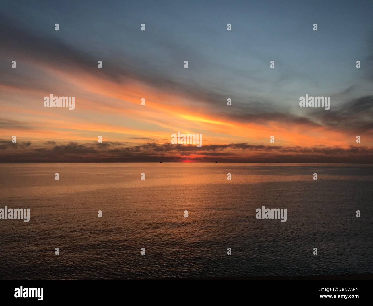 Un tramonto mozzafiato nel Mar Baltico vicino alla Svezia. Foto Stock