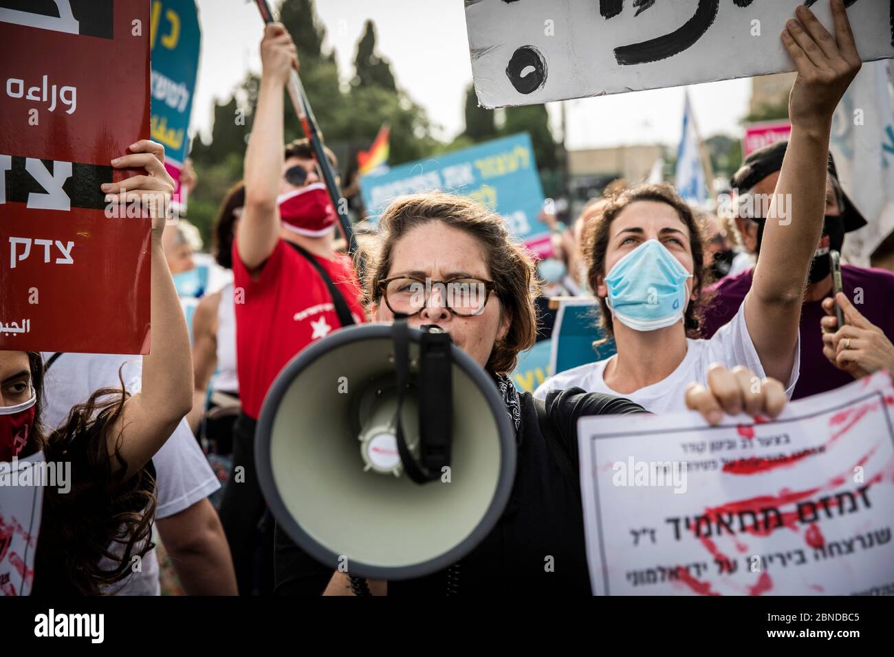 14 maggio 2020, Israele, Gerusalemme: Manifestanti di diversi gruppi politici gridano slogan e tengono cartelli mentre protestano contro la formazione del nuovo governo israeliano, guidato dal leader del partito Likud Benjamin Netanyahu e dal leader del partito Blu e Bianco Benny Gantz. Foto: Ilia Yefimovich/dpa Foto Stock