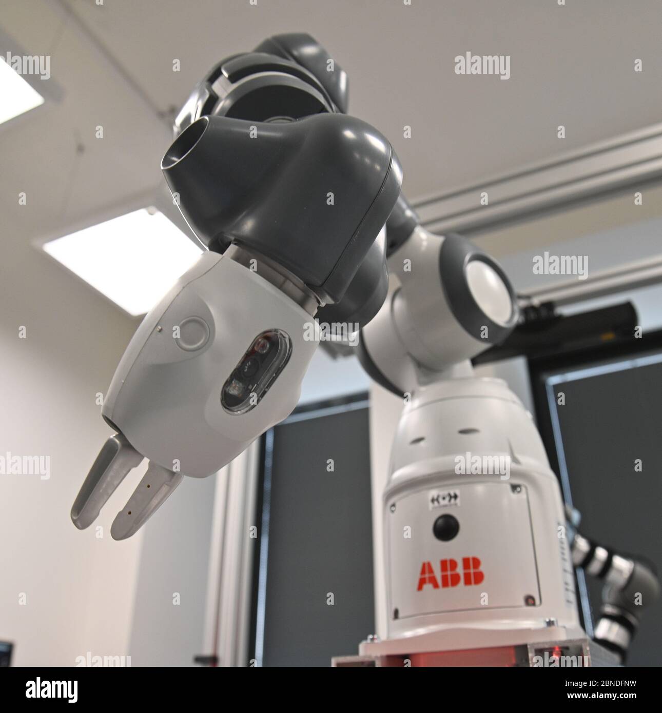 Brno, Repubblica Ceca. 14 maggio 2020. Il robot di BUT (Università di tecnologia di Brno) preparerà i campioni COVID-19 presso il Brno University Hospital. Ricercatori del Dipartimento di automazione e informatica, Facoltà di Ingegneria Meccanica, Università di Brno della tecnologia ha fornito una soluzione per i laboratori di rischio biologico a Brno, Repubblica Ceca, 14 maggio 2020. Il luogo di lavoro robotico chiamato openTube. Credit: Igor Zehl/CTK Photo/Alamy Live News Foto Stock