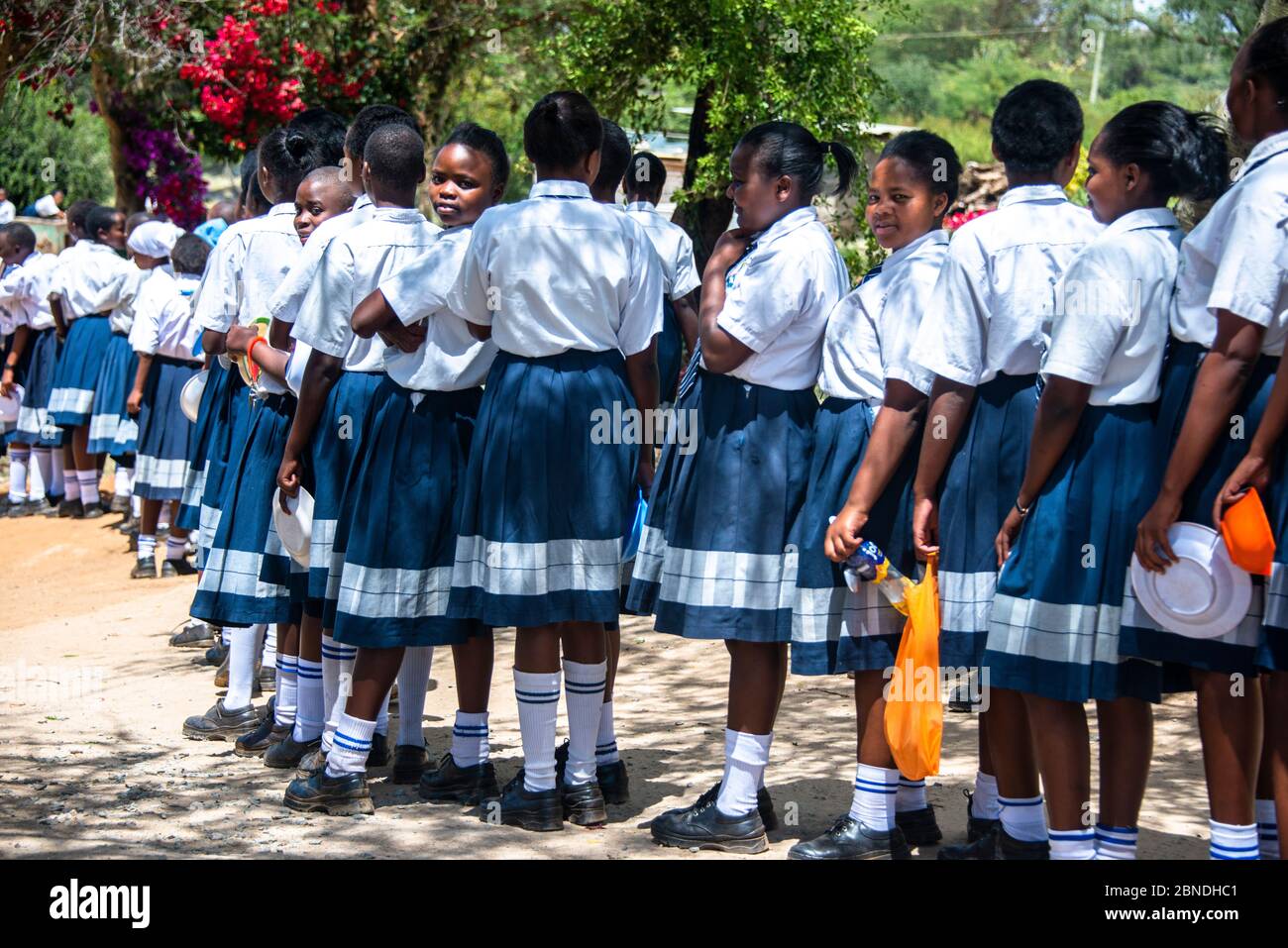 Ragazze in fila per il pranzo in una scuola secondaria in Kenya Foto Stock