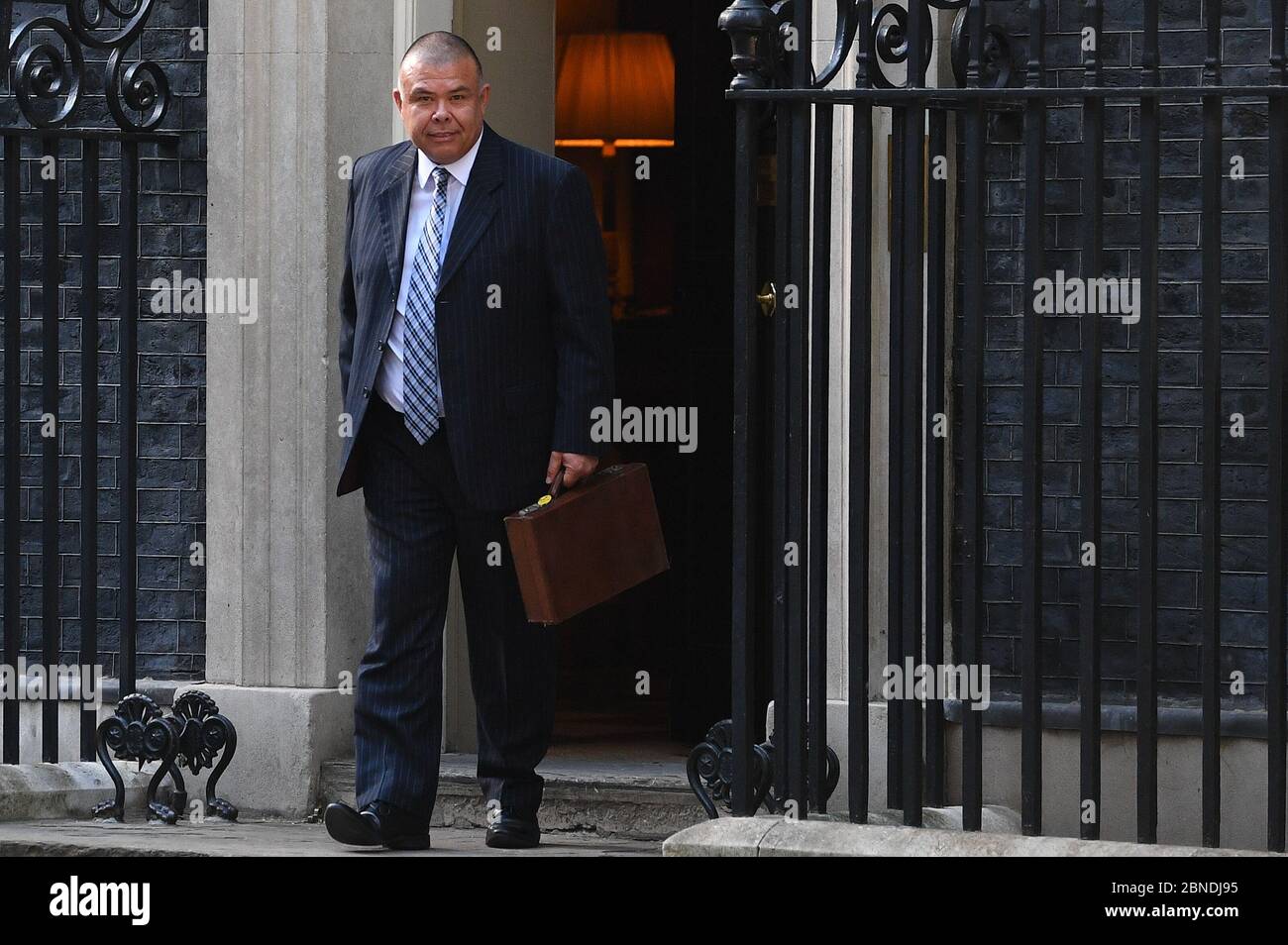 Il Vice Chief Medical Officer Jonathan Van-Tam lascia Downing Street, Londra, dopo un briefing sui media sul coronavirus (COVID-19). Foto Stock