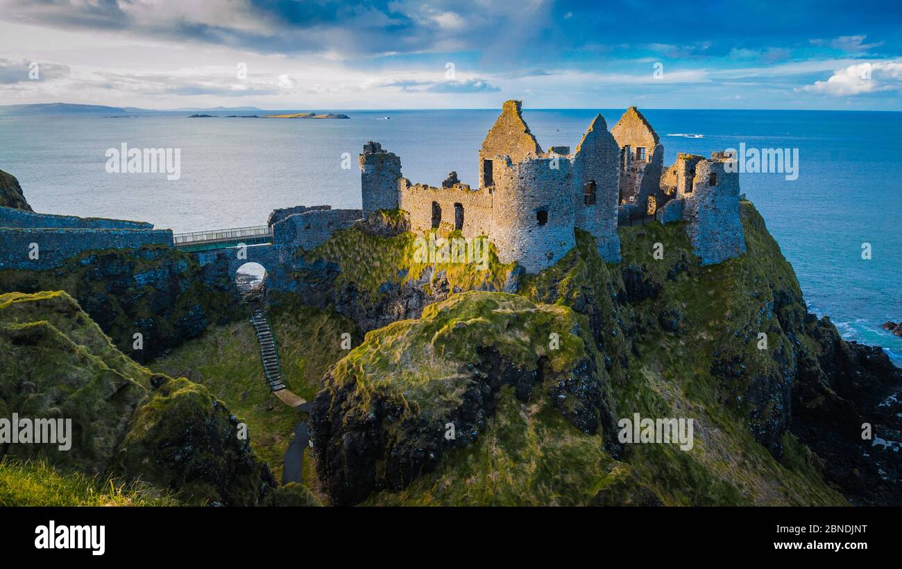 Castello sulla costa settentrionale della contea di Antrim, Irlanda del Nord Foto Stock