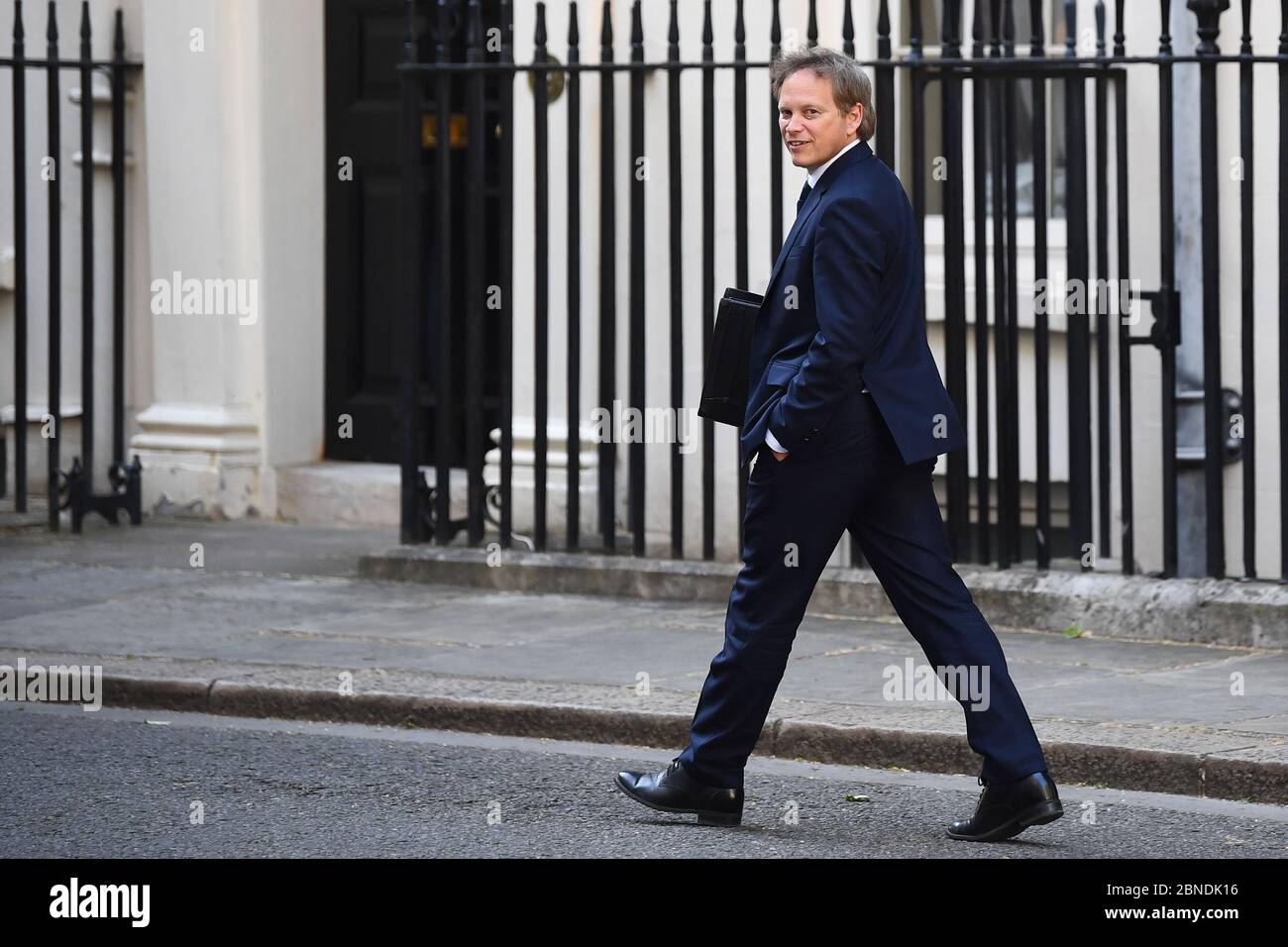 Il Segretario ai Trasporti Grant Shapps lascia Downing Street, Londra, dopo un briefing sui media sul coronavirus (COVID-19). Foto Stock