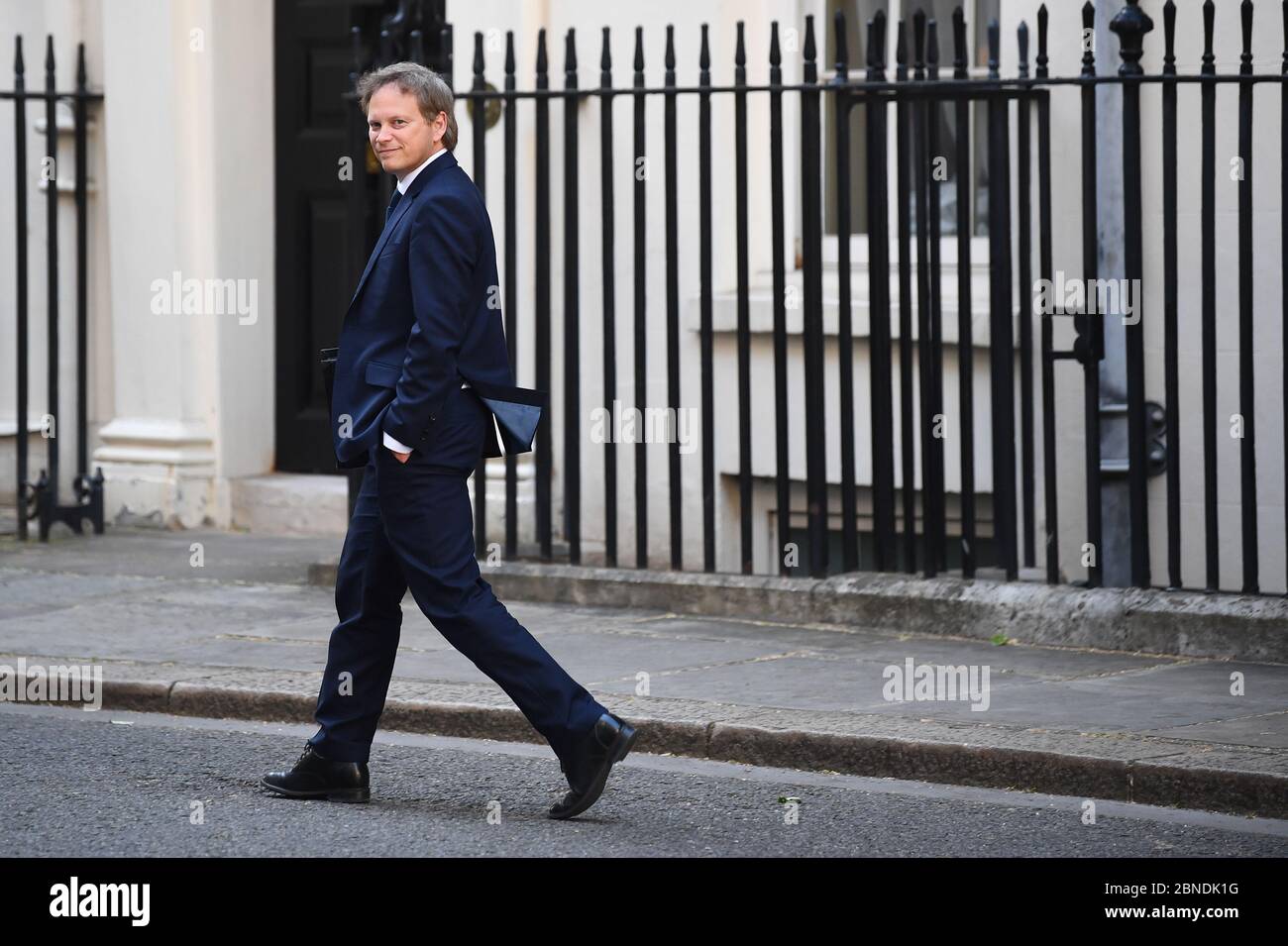 Il segretario ai trasporti Grant Shapps lascia Downing Street, Londra, dopo un briefing mediatico sul coronavirus (COVID-19). Foto Stock