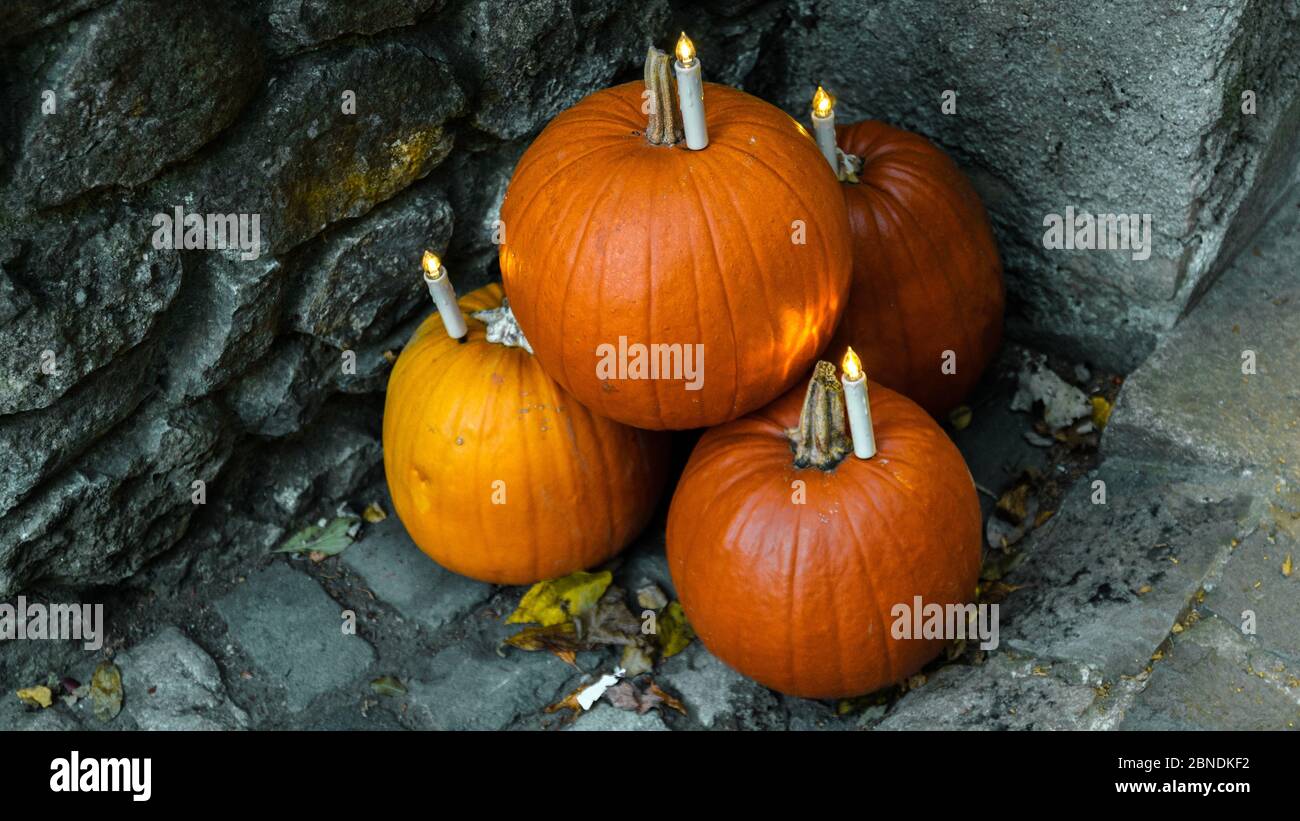 Tre zucche di Halloween sul terreno nella stagione autunnale. La foto è scattata dall'alto. Primo piano. Foto Stock
